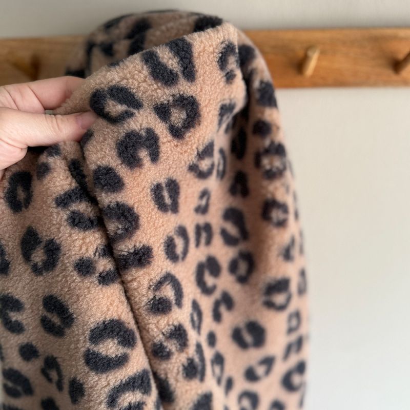 Teddy / moumoute bouclé / sherpa fond marron glacé léopard Graou