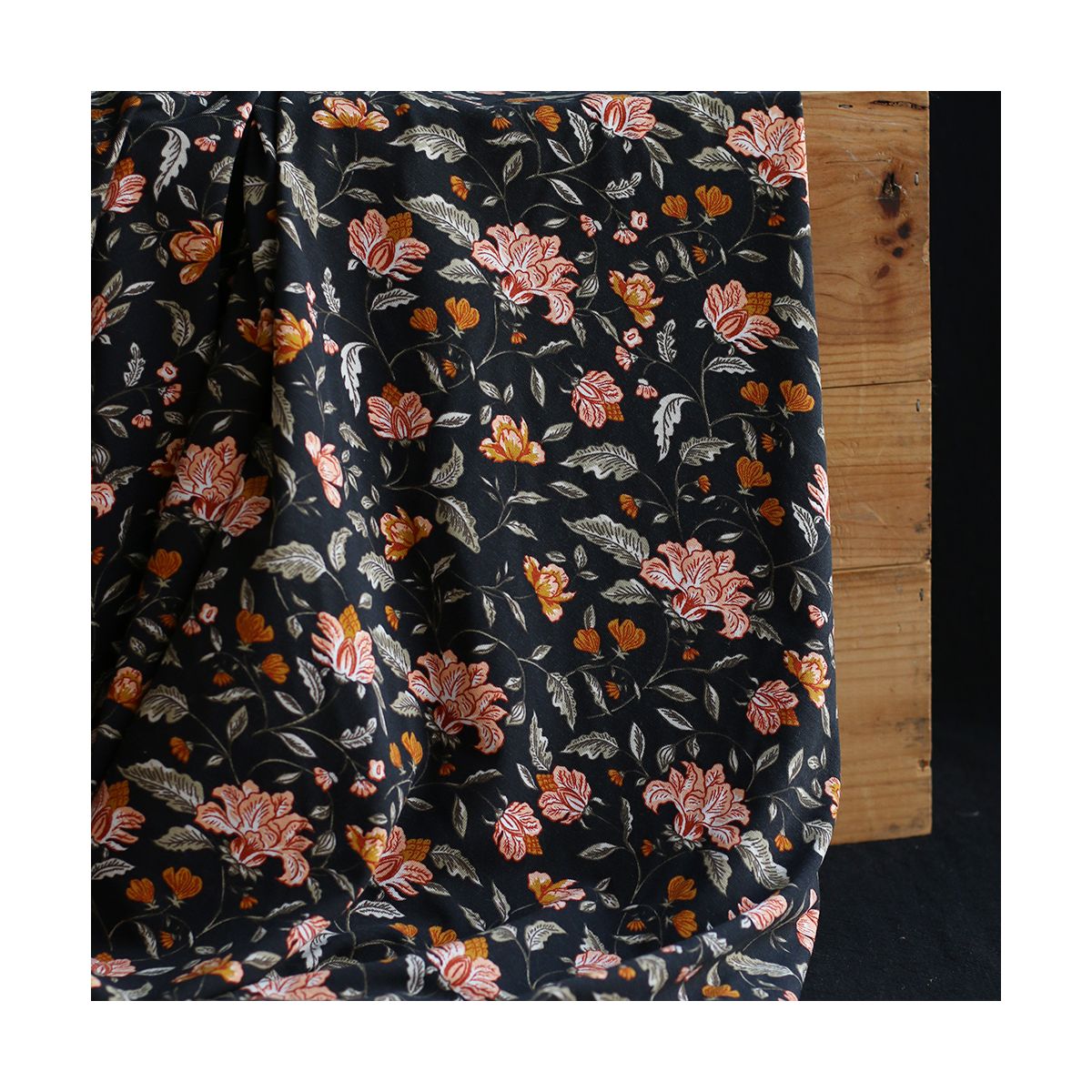 Jersey bambou coton à motif fleuri automne fond noir