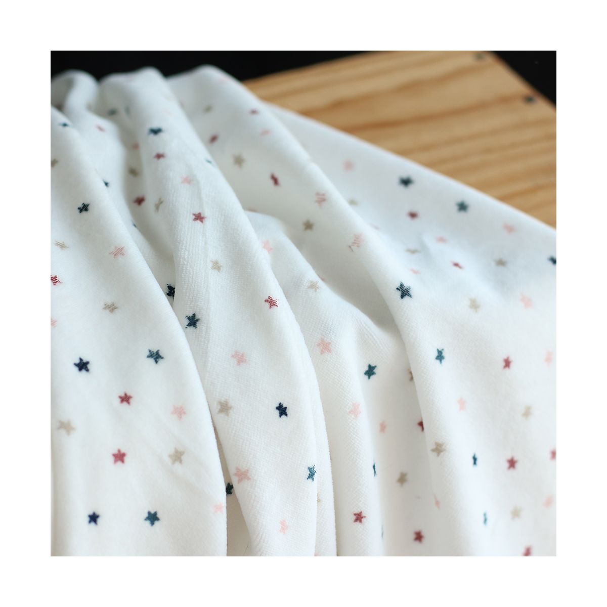 Stars - Velours de coton Nicky fond blanc lait motif étoiles