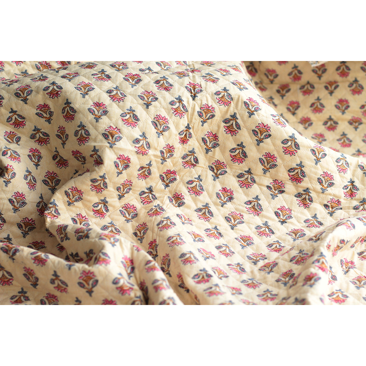 copy of Tissu indien matelassé double face coton hand block largeur 100cm copy of Tissu indien matelassé double face coton hand block largeur 100cm