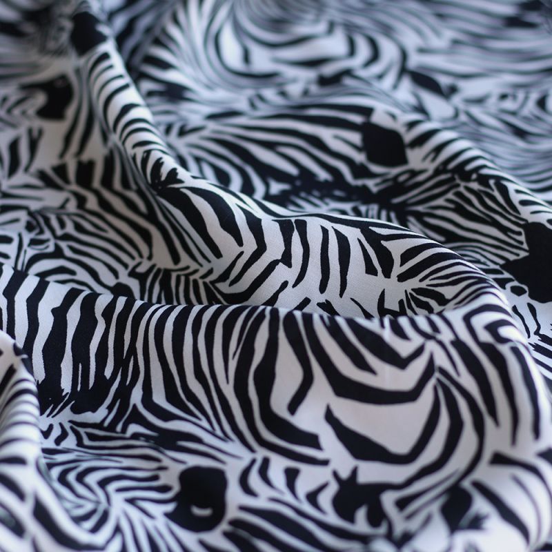 Zebra - Viscose imprimé fleuri graphique zèbres noir et blanc