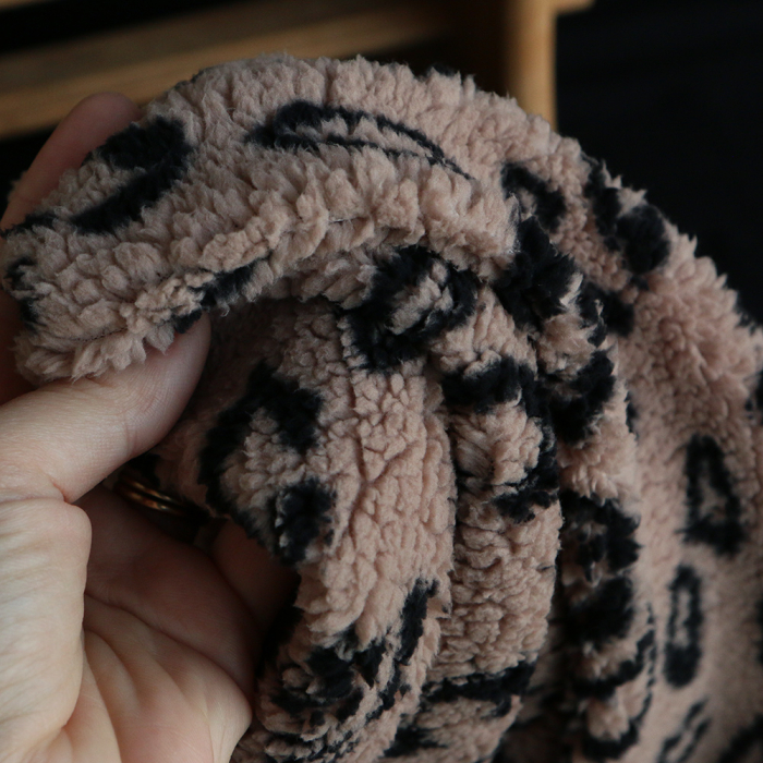 Teddy / moumoute bouclé fond marron glacé motif Graou