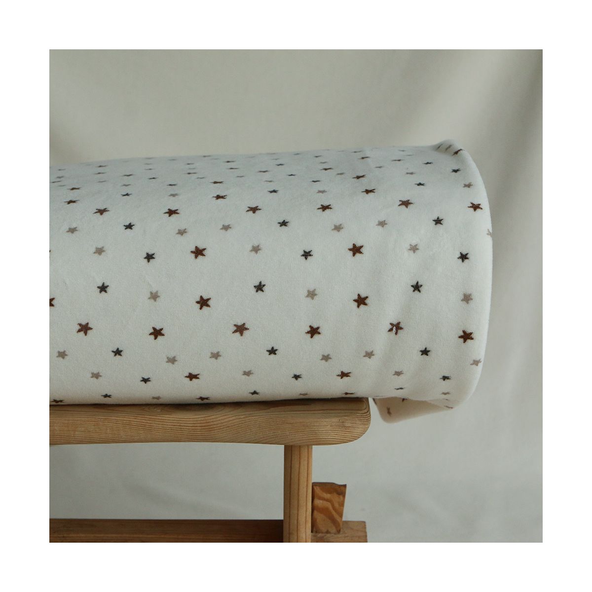 Stars - Velours de coton Nicky fond blanc lait motif étoiles marron Stars - Velours de coton Nicky fond blanc lait motif étoiles marron