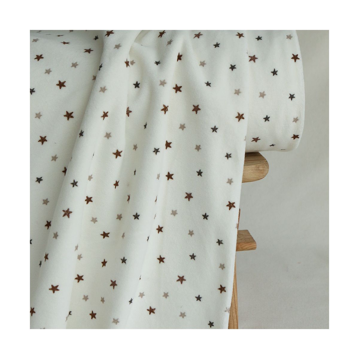 Stars - Velours de coton Nicky fond blanc lait motif étoiles marron Stars - Velours de coton Nicky fond blanc lait motif étoiles marron