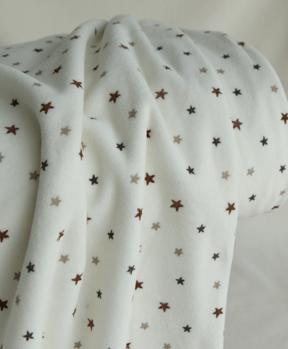 Stars - Velours de coton Nicky fond blanc lait motif étoiles marron