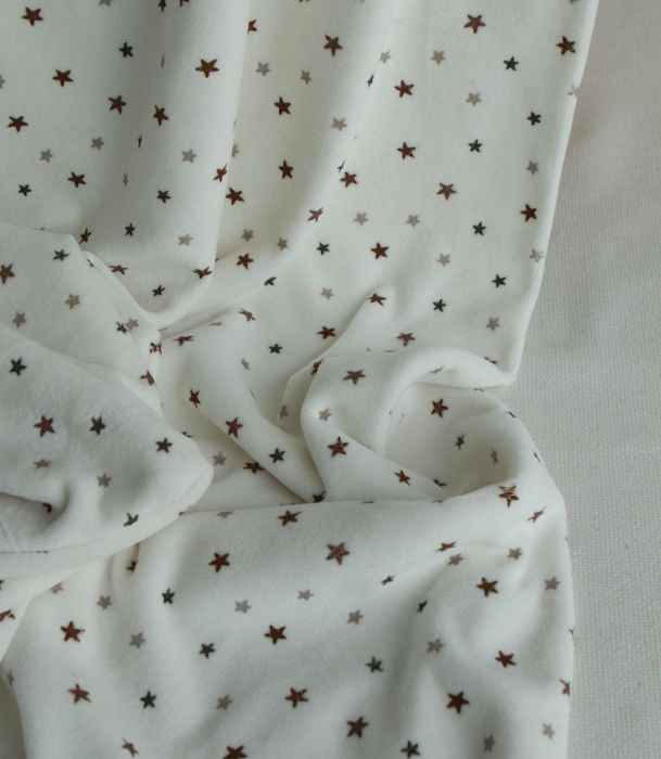 Stars - Velours de coton Nicky fond blanc lait motif étoiles marron