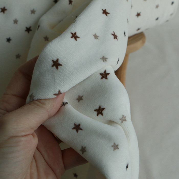 Stars - Velours de coton Nicky fond blanc lait motif étoiles marron