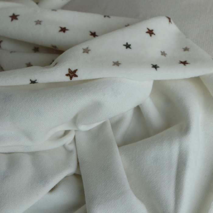 Stars - Velours de coton Nicky fond blanc lait motif étoiles marron