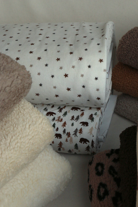 Stars - Velours de coton Nicky fond blanc lait motif étoiles marron