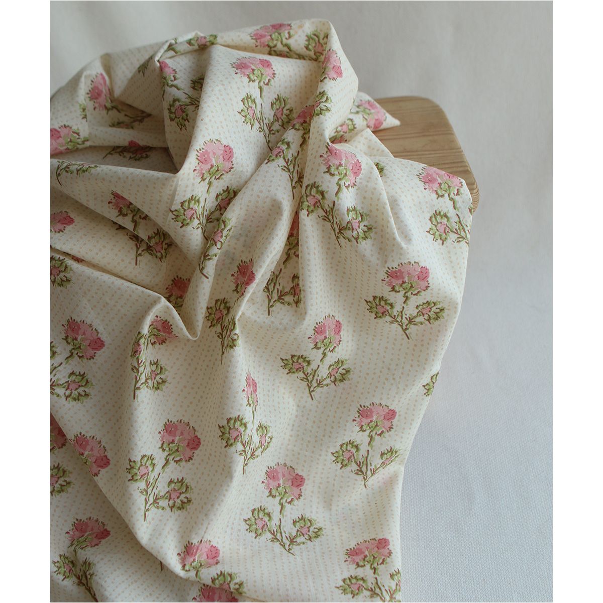 Karishma rose B- Tissu indien en coton imprimé main Hand Block Artisanal Karishma rose B- Tissu indien en coton imprimé main Hand Block Artisanal