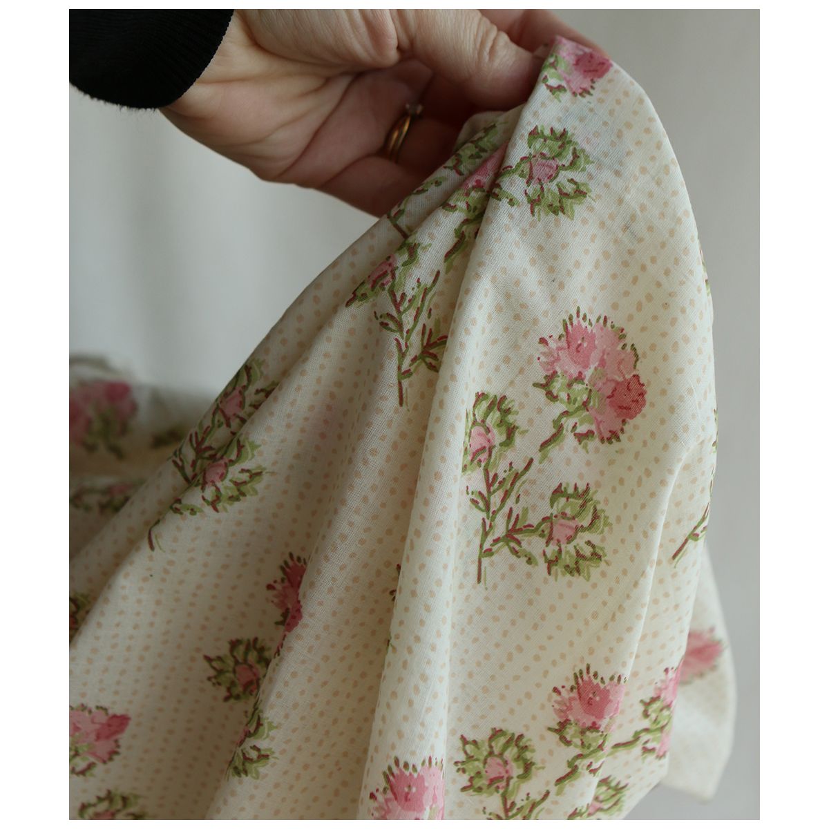 Karishma rose B- Tissu indien en coton imprimé main Hand Block Artisanal Karishma rose B- Tissu indien en coton imprimé main Hand Block Artisanal