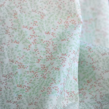 Evie - Batiste de coton SILKYNE à imprimé petit fleuri vert doux