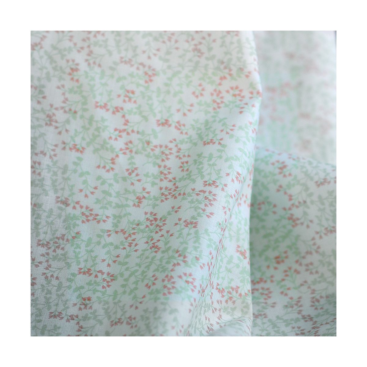 Evie - Batiste de coton SILKYNE à imprimé petit fleuri vert doux