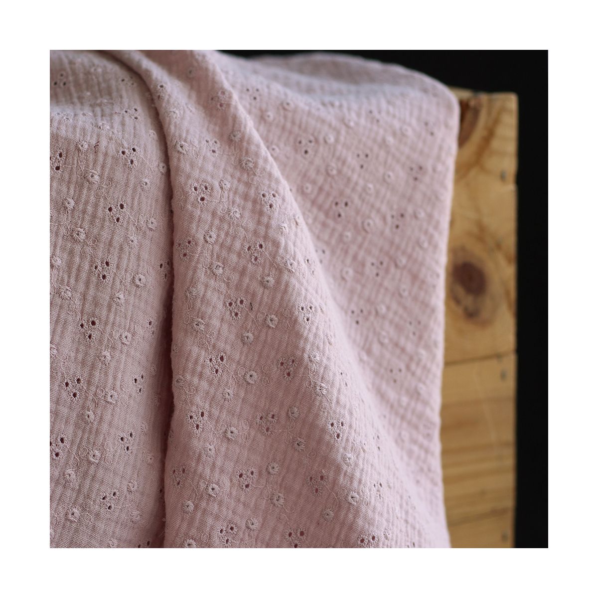 Adèle - Double gaze de coton brodée coloris rose pétale Adèle - Double gaze de coton brodée coloris rose pétale