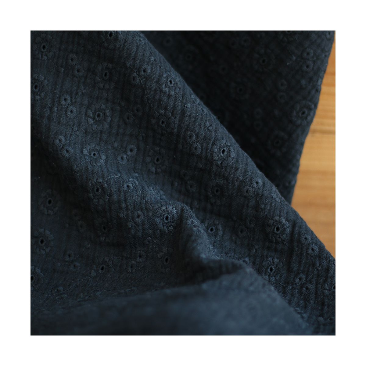 Double gaze de coton Suzy brodée coloris noir Double gaze de coton Suzy brodée coloris noir