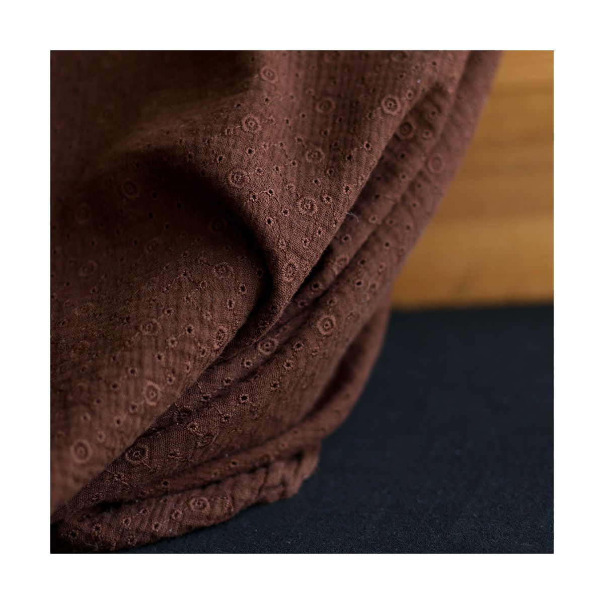 Double gaze de coton Suzy brodée coloris marron Double gaze de coton Suzy brodée coloris marron