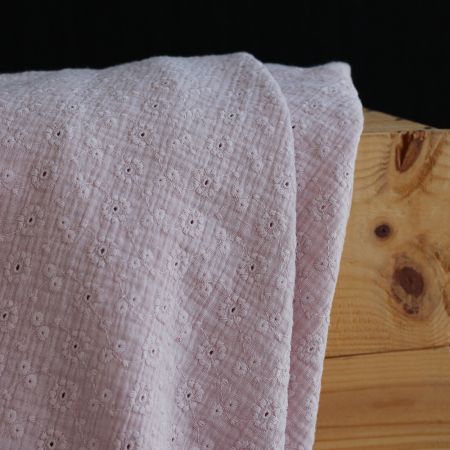 Double gaze de coton Suzy brodée coloris rose pétale Double gaze de coton Suzy brodée coloris rose pétale