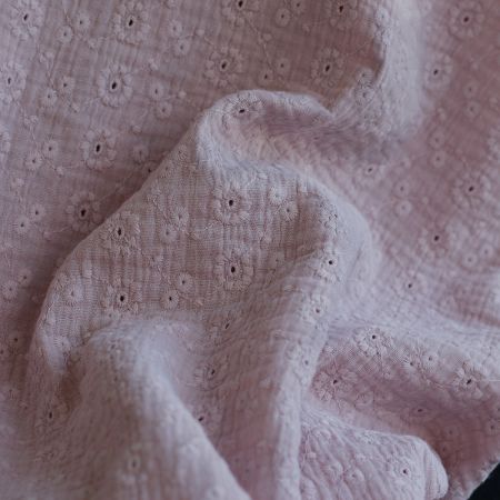 Double gaze de coton Suzy brodée coloris rose pétale Double gaze de coton Suzy brodée coloris rose pétale