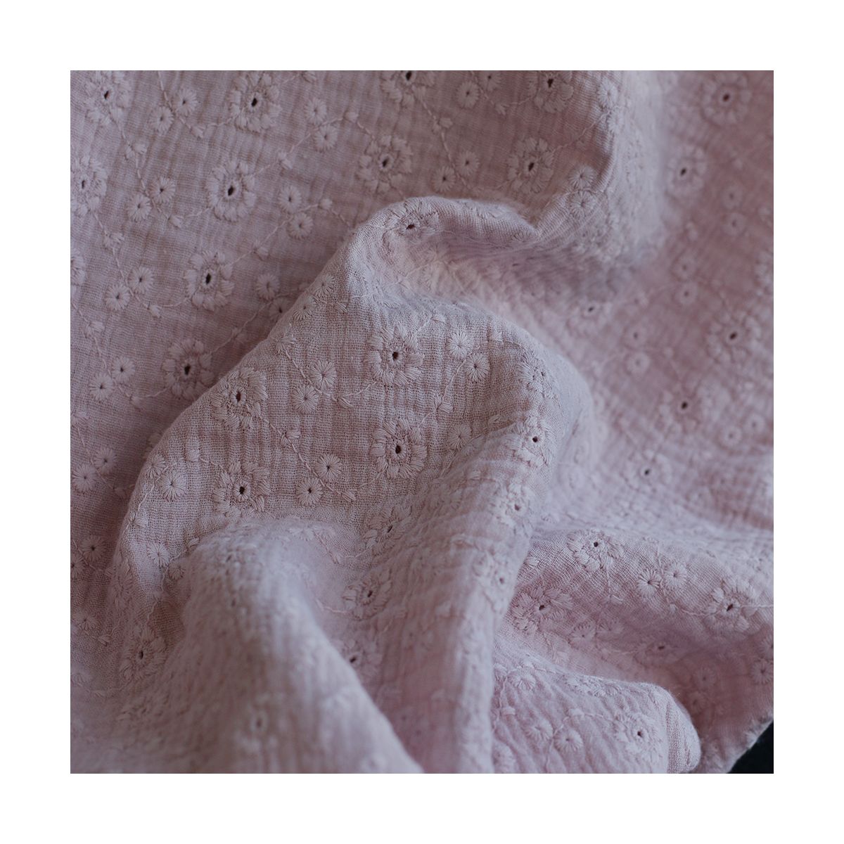 Double gaze de coton Suzy brodée coloris rose pétale Double gaze de coton Suzy brodée coloris rose pétale