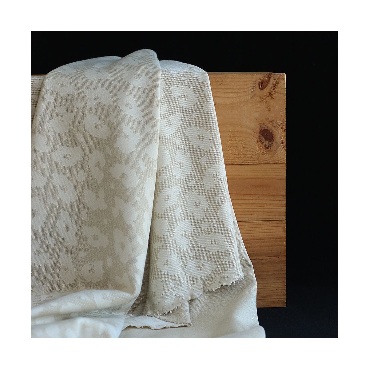 Jersey jacquard à motif graou ton sur ton écru doré Jersey jacquard à motif graou ton sur ton écru doré