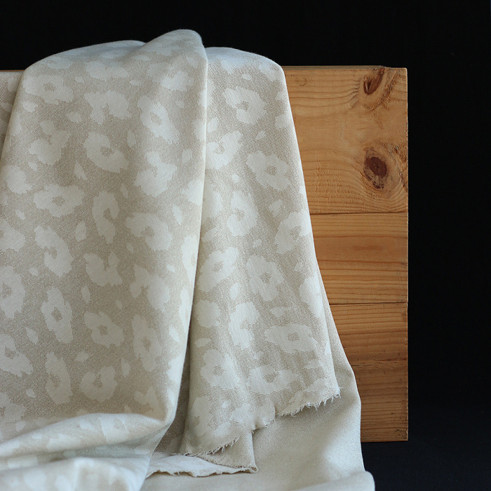 Jersey jacquard à motif graou ton sur ton écru doré