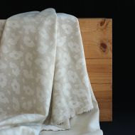 Jersey jacquard à motif graou ton sur ton écru doré