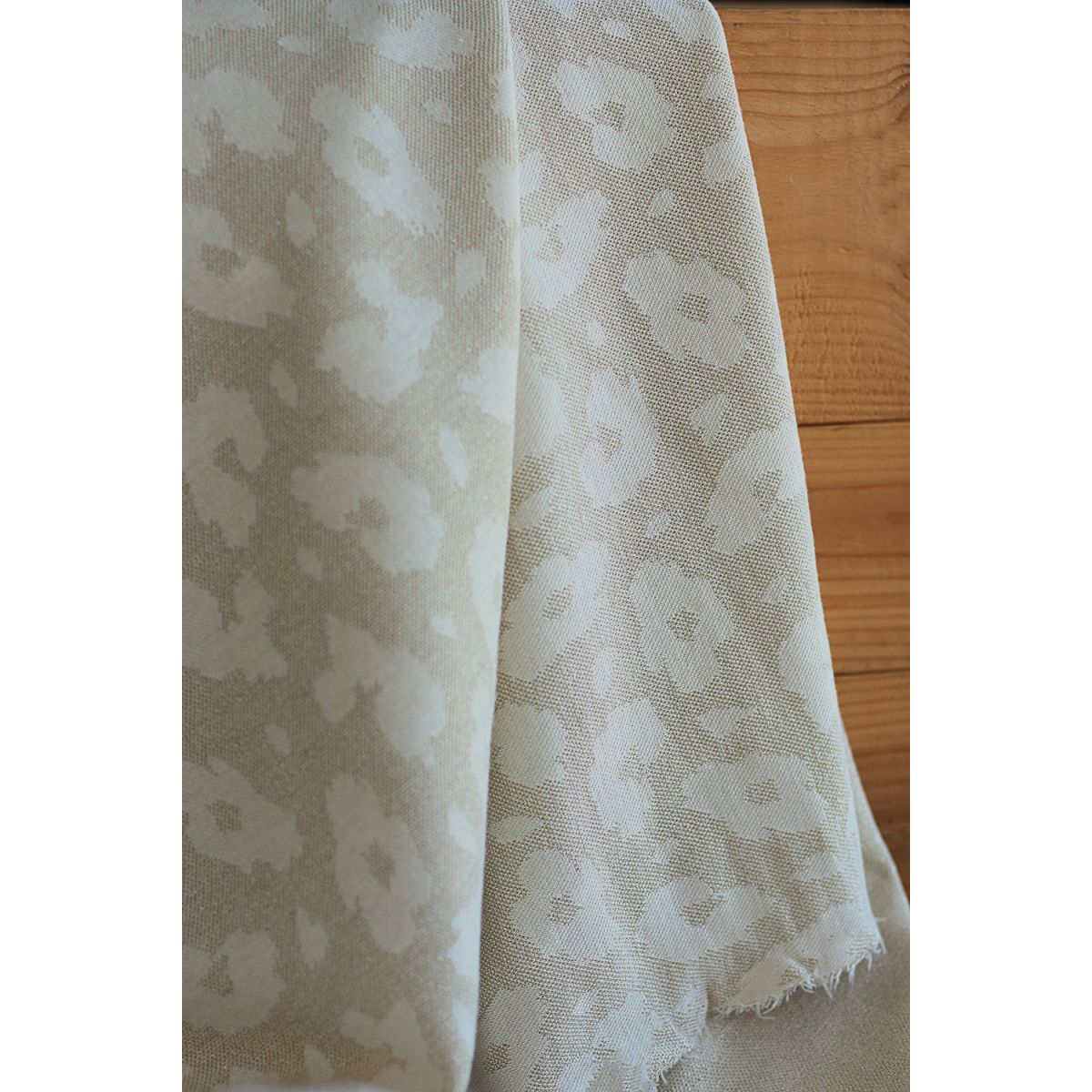 Jersey jacquard à motif graou ton sur ton écru doré Jersey jacquard à motif graou ton sur ton écru doré