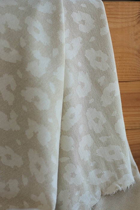 Jersey jacquard à motif graou ton sur ton écru doré