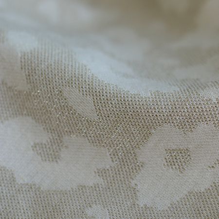 Jersey jacquard à motif graou ton sur ton écru doré Jersey jacquard à motif graou ton sur ton écru doré