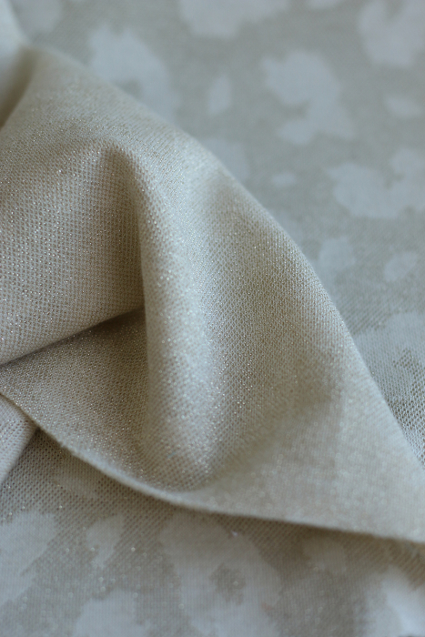 Jersey jacquard à motif graou ton sur ton écru doré