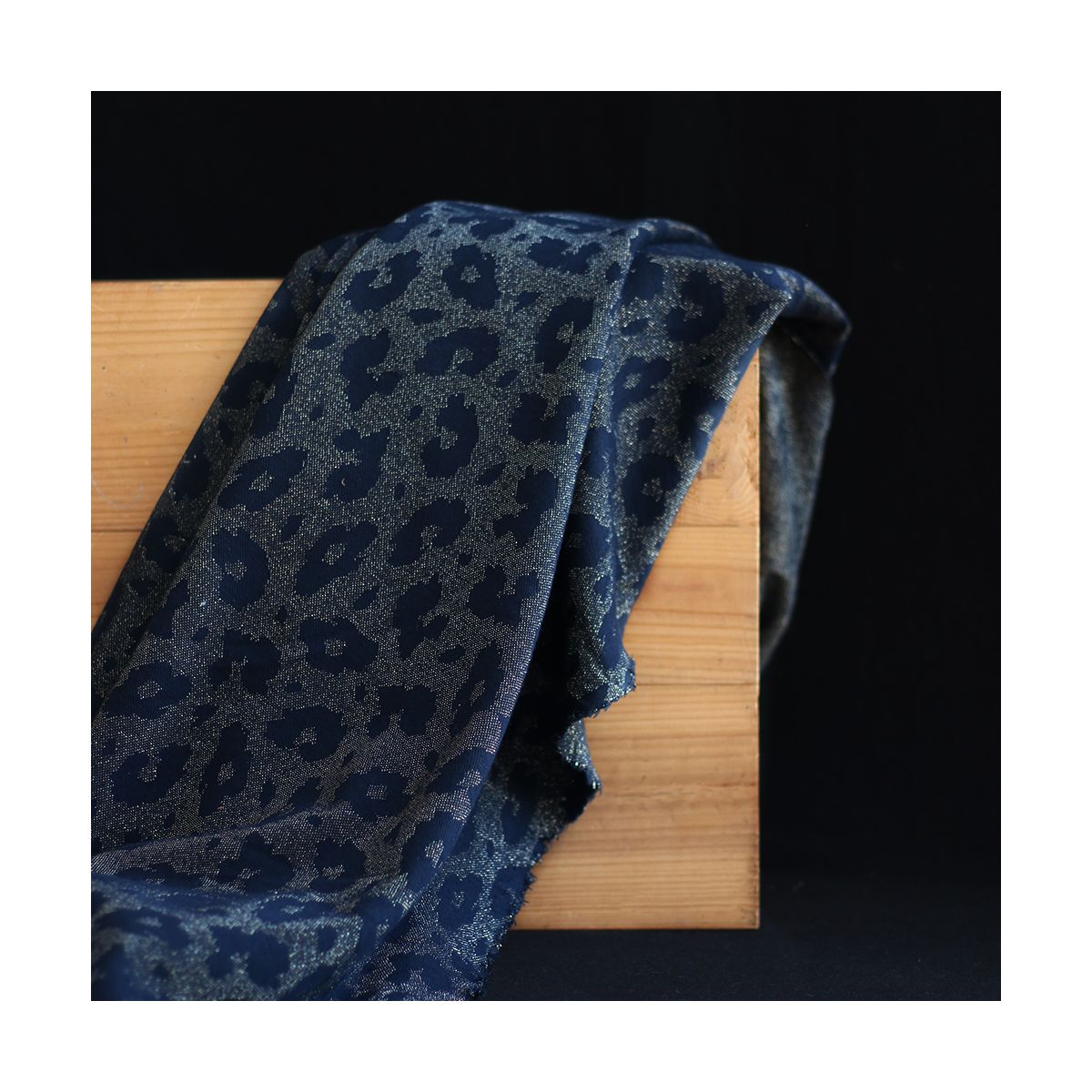 Jersey jacquard à motif graou ton sur ton bleu marine doré