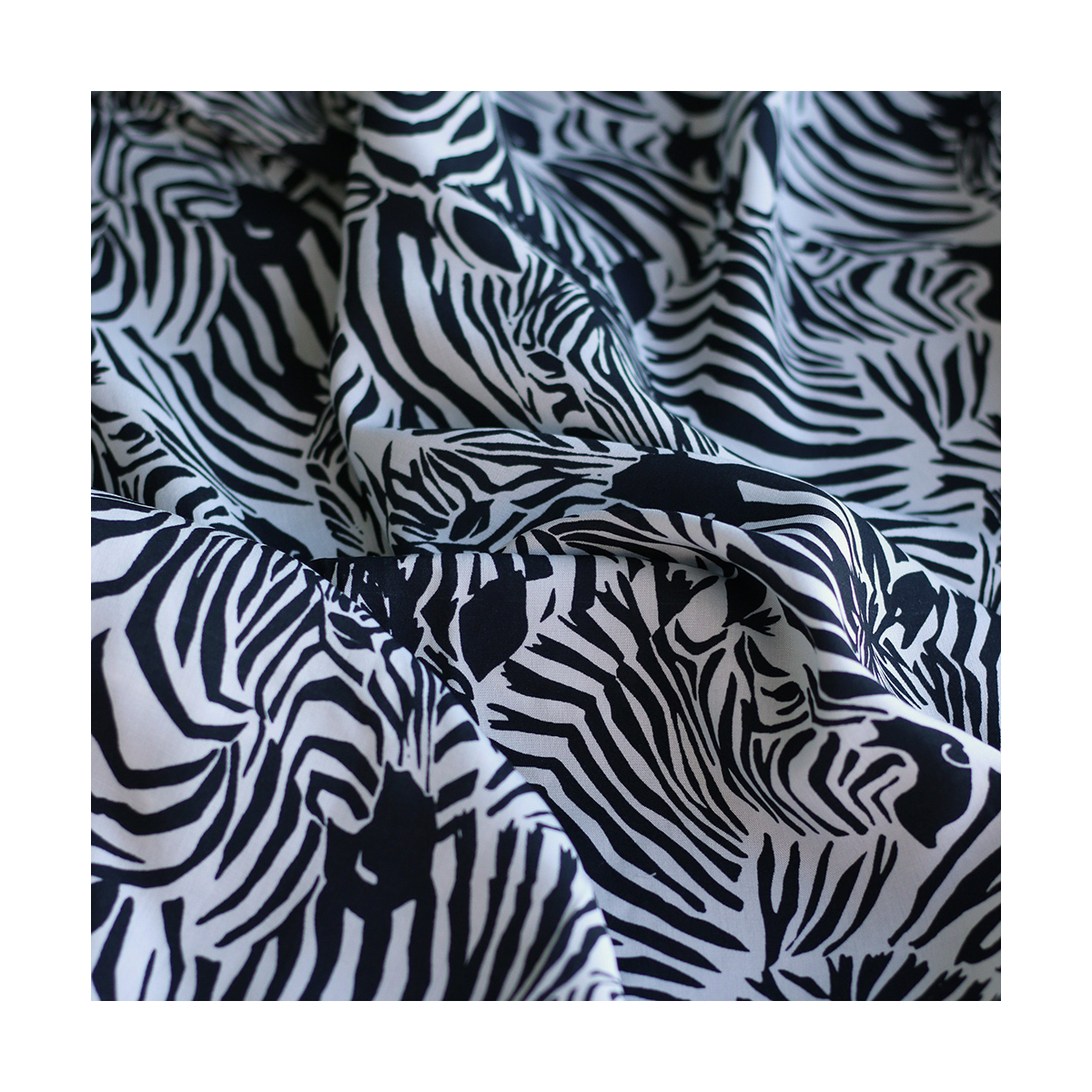 Coupon de 100 cm - Zebra - Viscose imprimé fleuri graphique zèbres noir et blanc