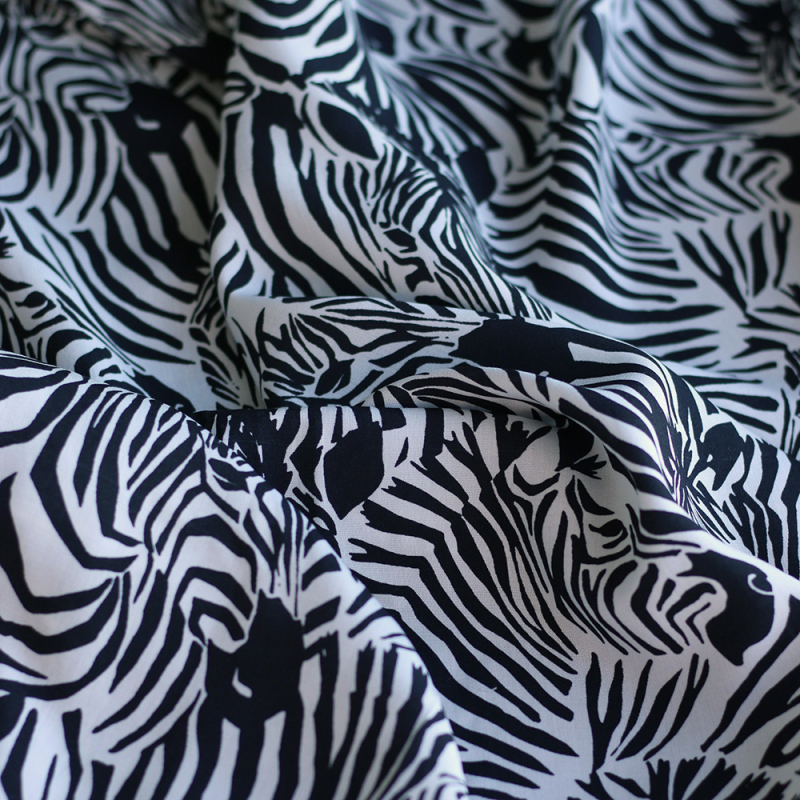 Coupon de 100 cm - Zebra - Viscose imprimé fleuri graphique zèbres noir et blanc