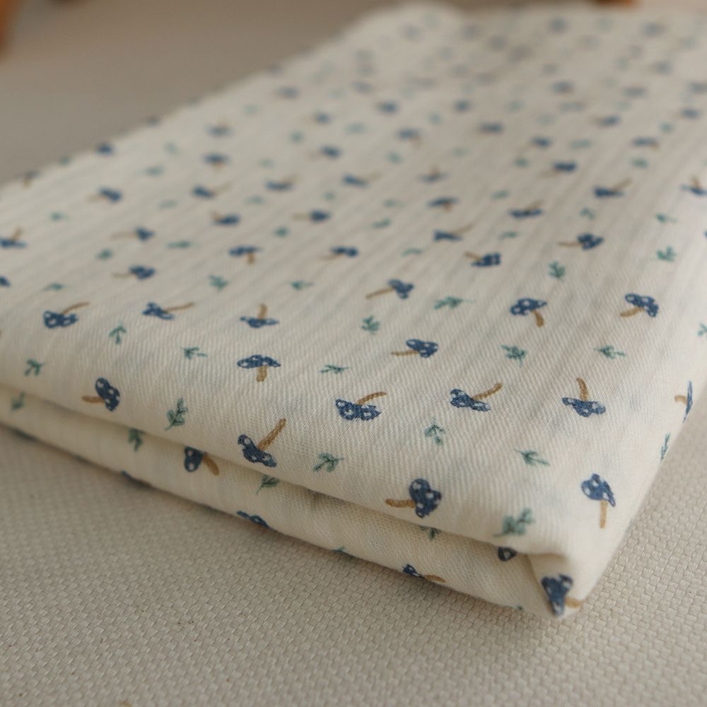 Mario - Seersucker / Coton gaufré doux fond écru champignons bleus