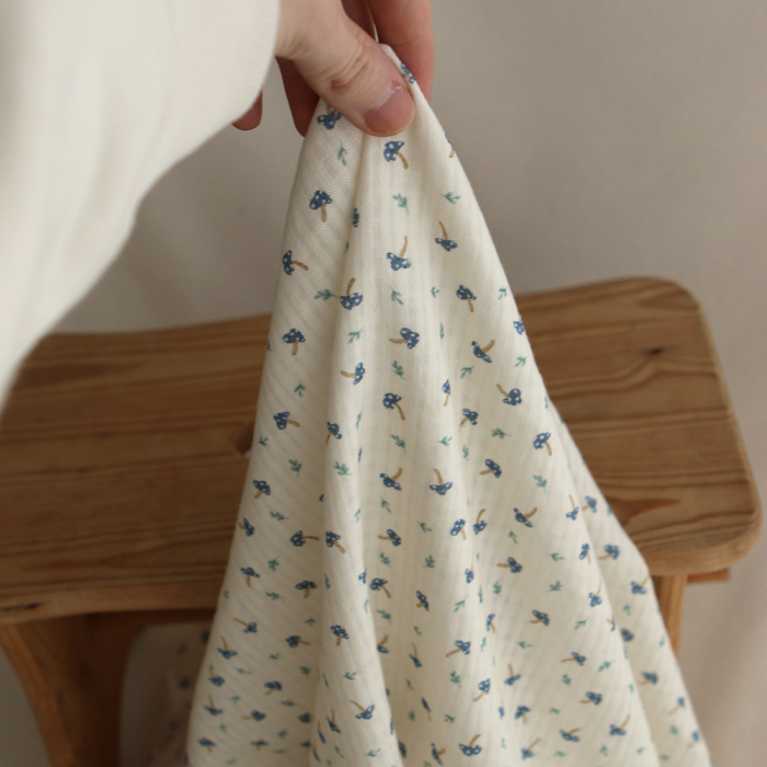 Mario - Seersucker / Coton gaufré doux fond écru champignons bleus