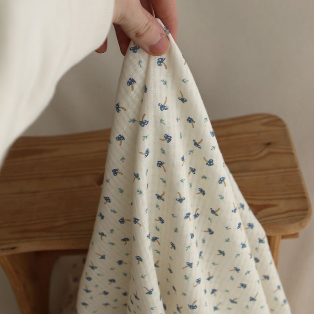 Mario - Seersucker / Coton gaufré doux fond écru champignons bleus