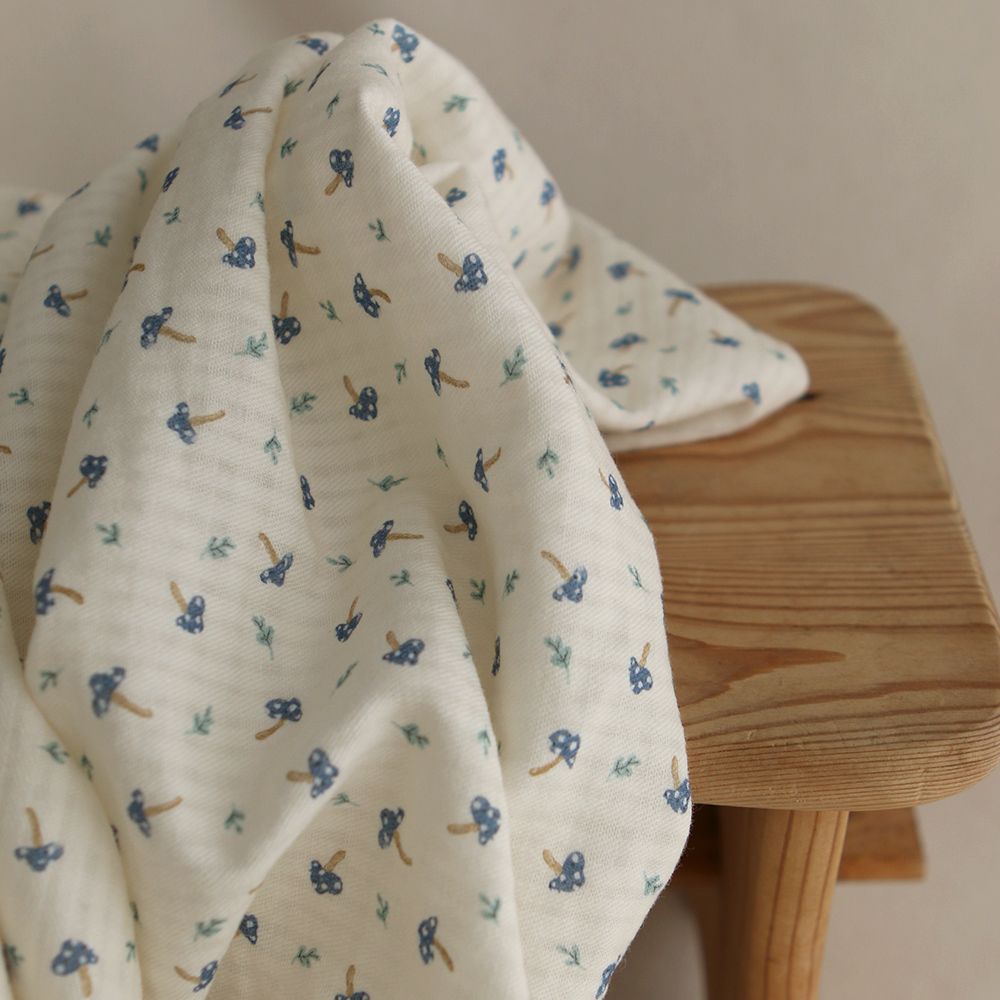 Mario - Seersucker / Coton gaufré doux fond écru champignons bleus