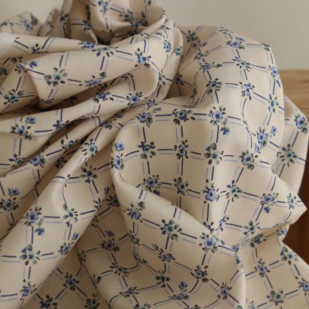 Ella - Popeline de coton douce qualité SWEET écru motif bleu