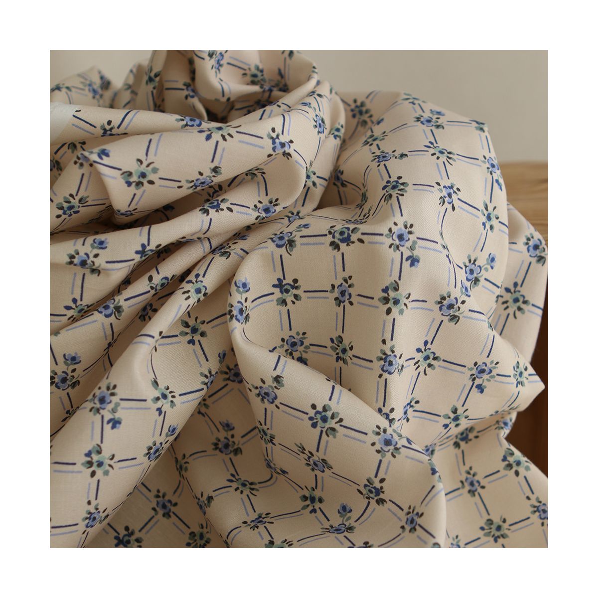 Ella - Popeline de coton douce qualité SWEET écru motif bleu