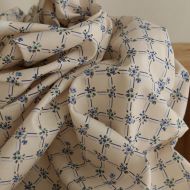 Ella - Popeline de coton douce qualité SWEET écru motif bleu