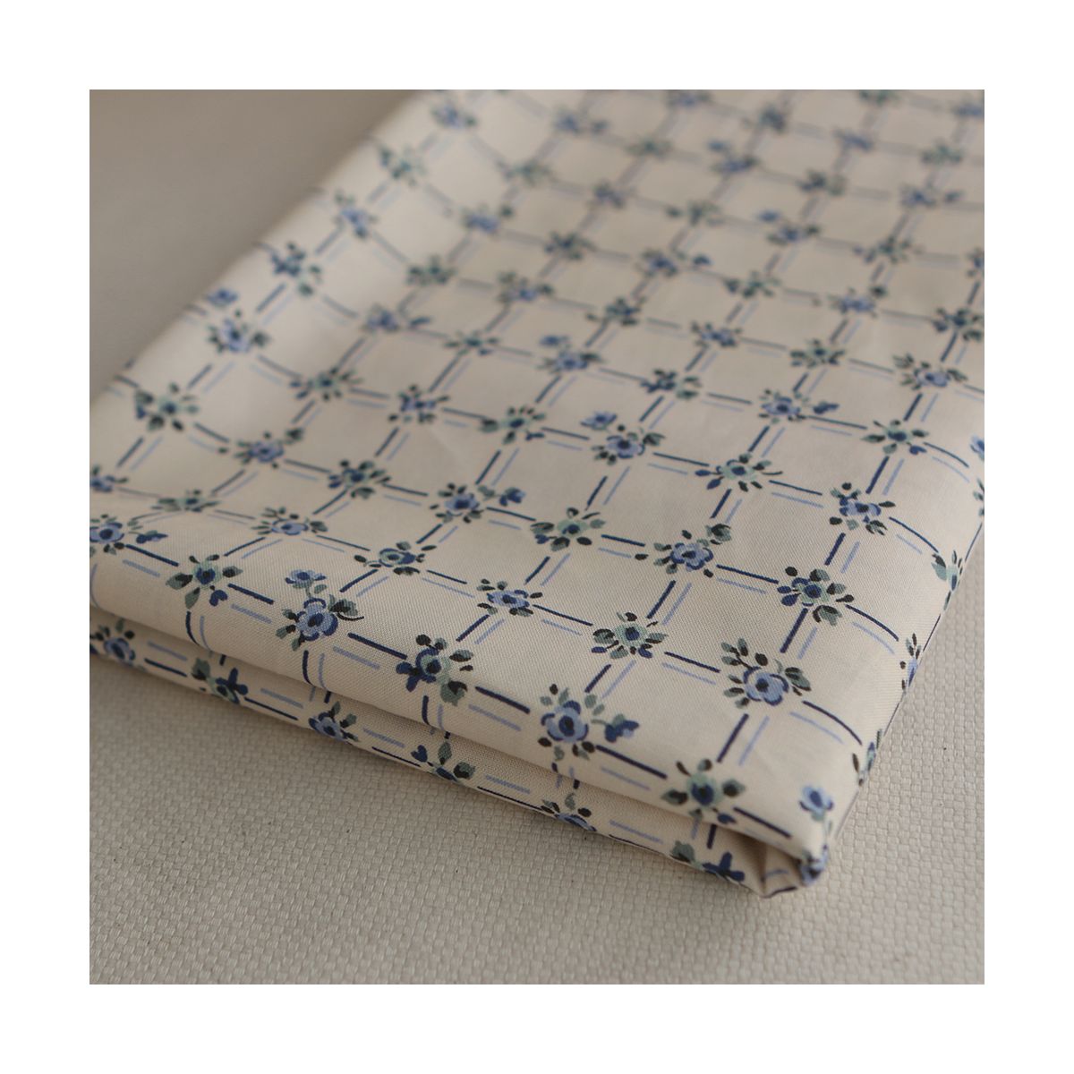 Ella - Popeline de coton douce qualité SWEET écru motif bleu