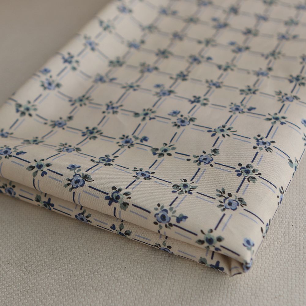 Ella - Popeline de coton douce qualité SWEET écru motif bleu