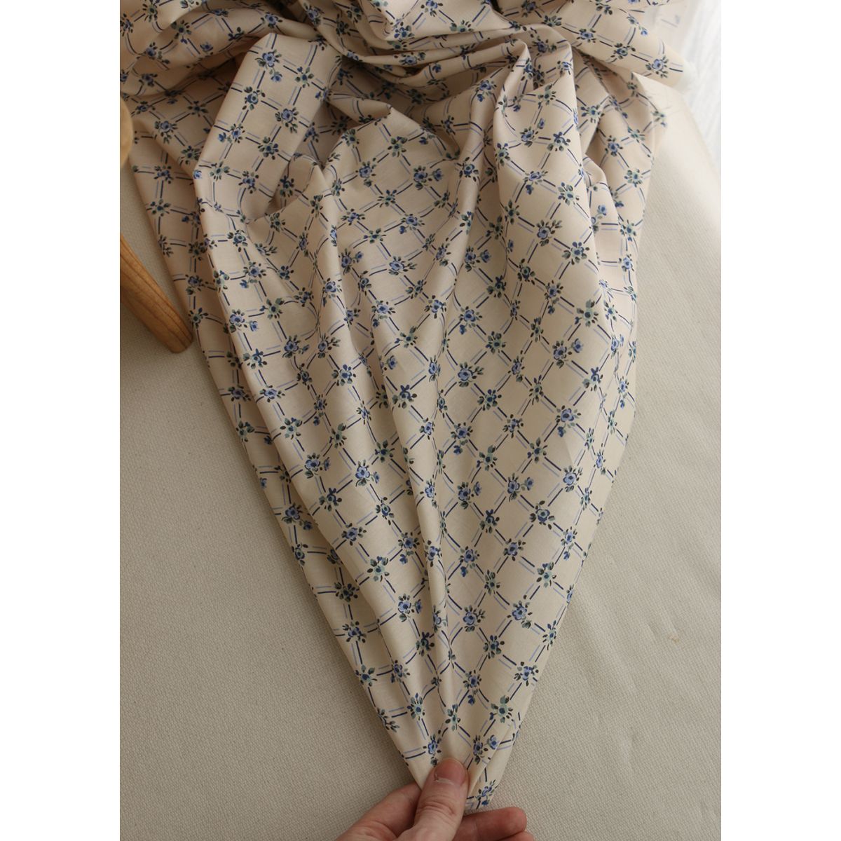 Ella - Popeline de coton douce qualité SWEET écru motif bleu