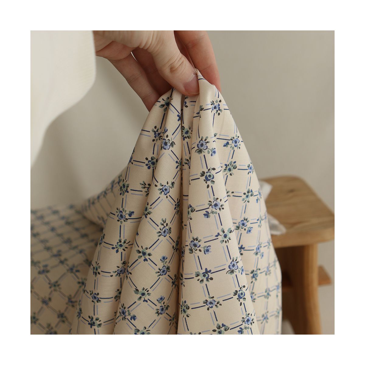 Ella - Popeline de coton douce qualité SWEET écru motif bleu