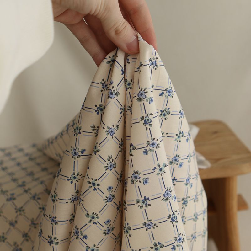 Ella - Popeline de coton douce qualité SWEET écru motif bleu