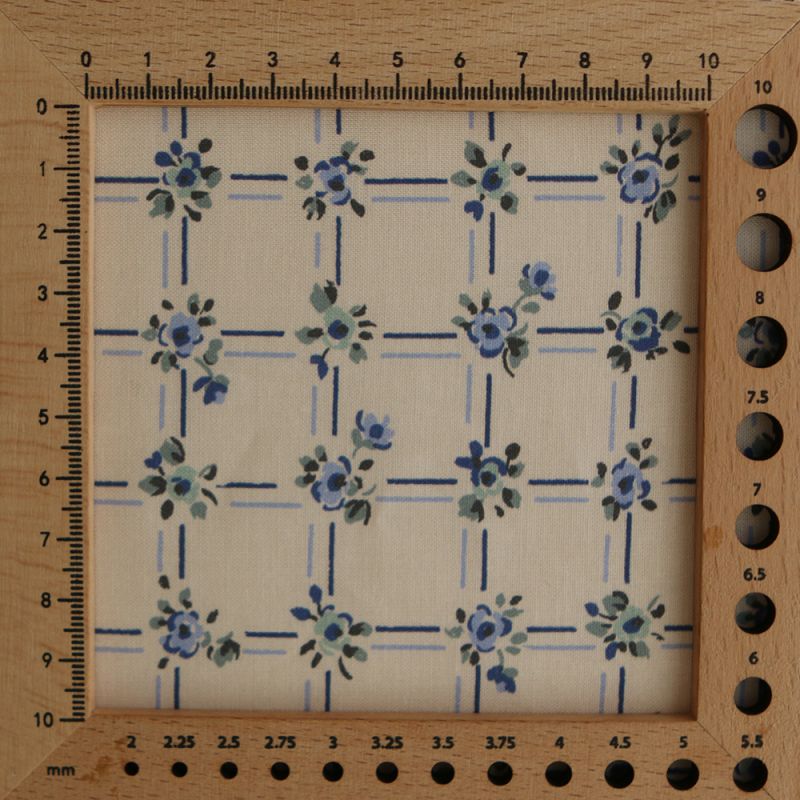 Ella - Popeline de coton douce qualité SWEET écru motif bleu