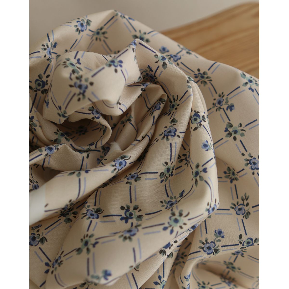 Ella - Popeline de coton douce qualité SWEET écru motif bleu