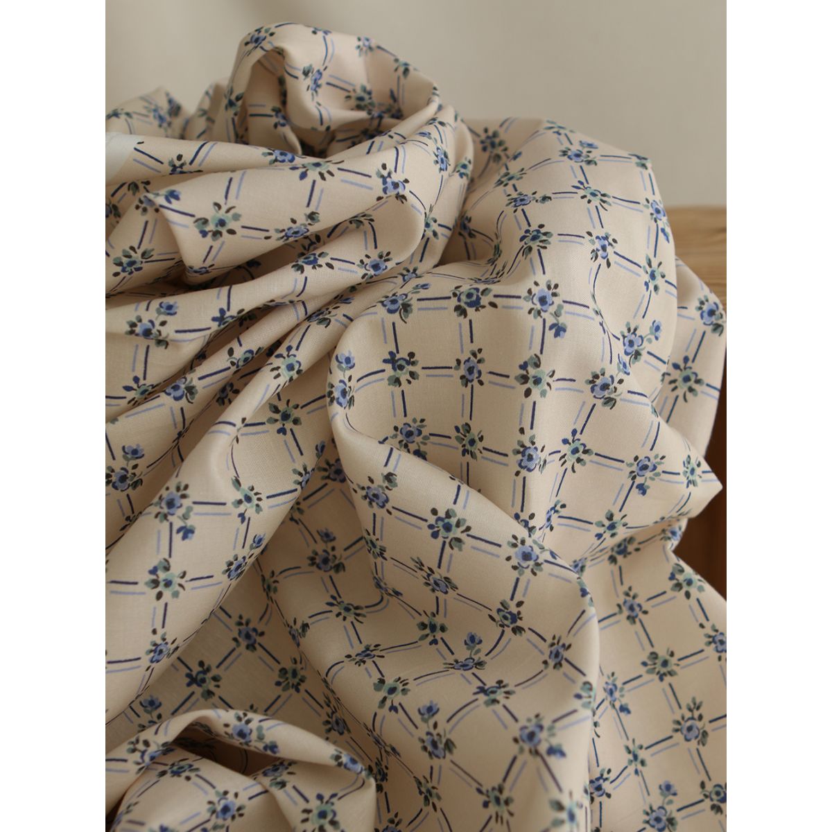 Ella - Popeline de coton douce qualité SWEET écru motif bleu