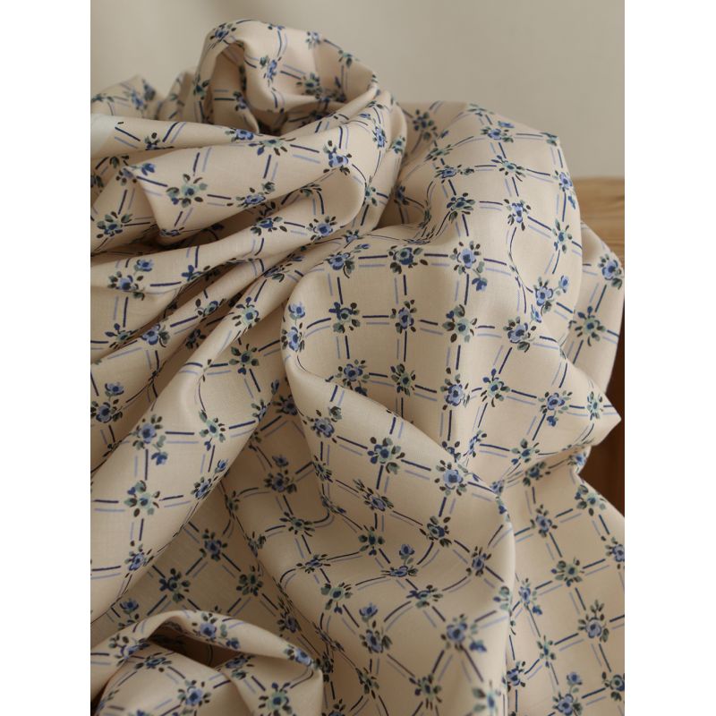 Ella - Popeline de coton douce qualité SWEET écru motif bleu