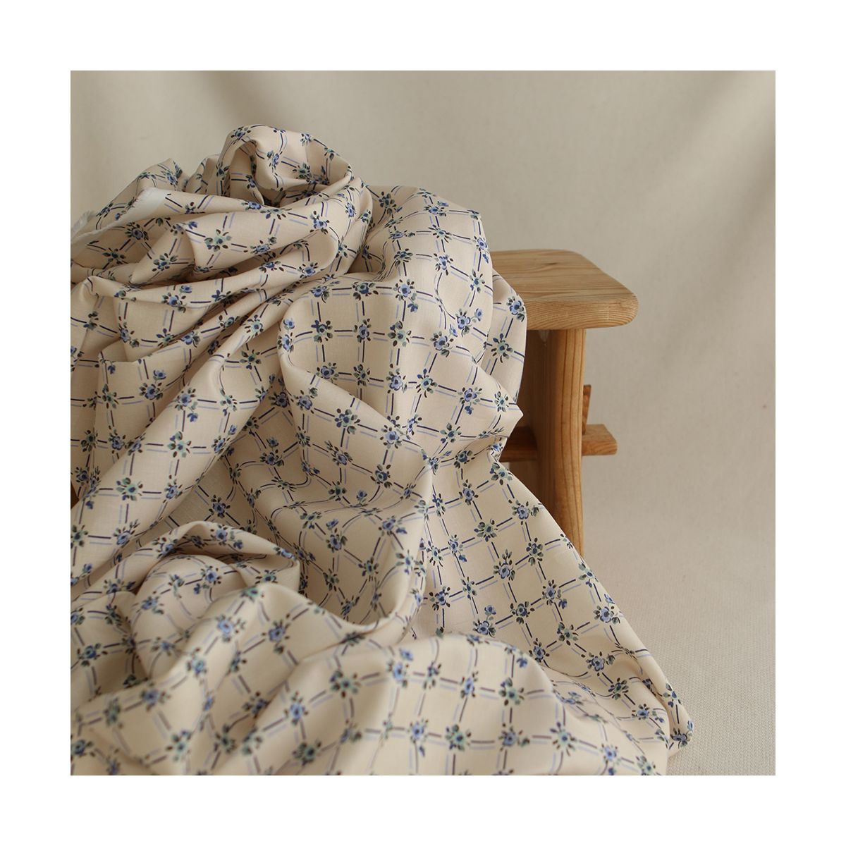 Ella - Popeline de coton douce qualité SWEET écru motif bleu